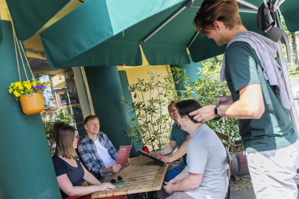 foto mensen bestellen iets te drinken op een terras