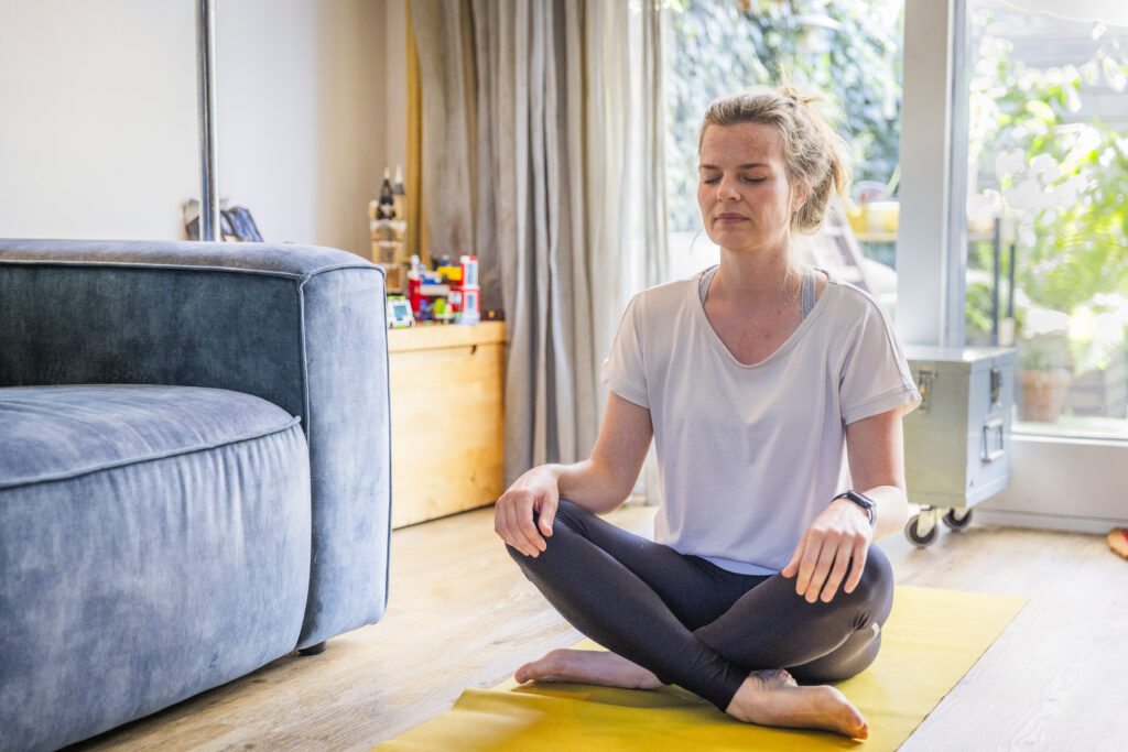 Foto van een vrouw die mediteert