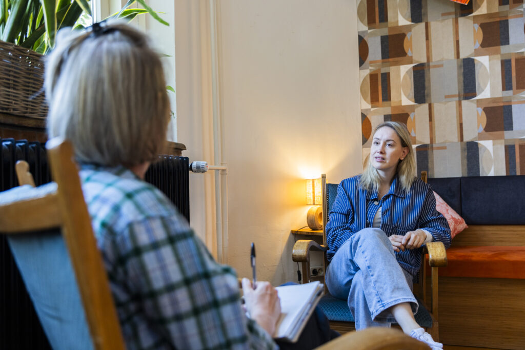 Foto van vrouw in gesprek met psychiater