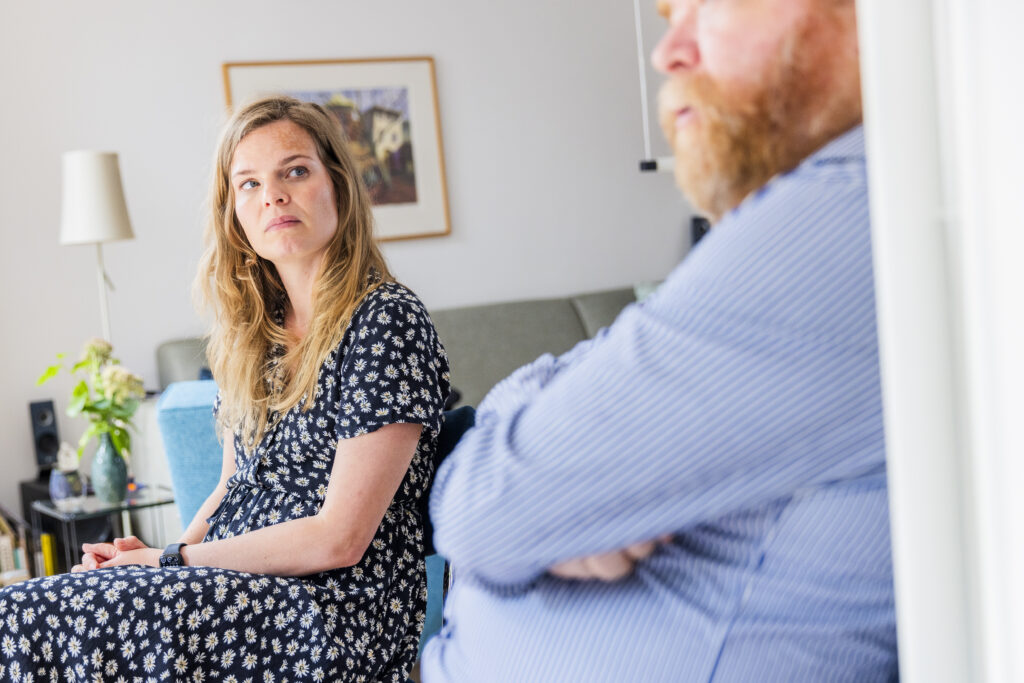 vrouw kijkt bezorgd naar man